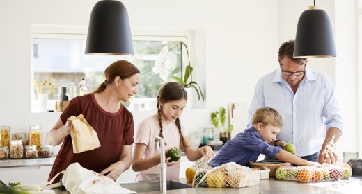 Famille en train de cuisiner dans sa cuisine