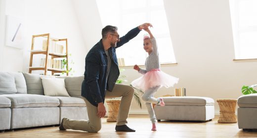 Père et sa fille dansant dans leur appartement